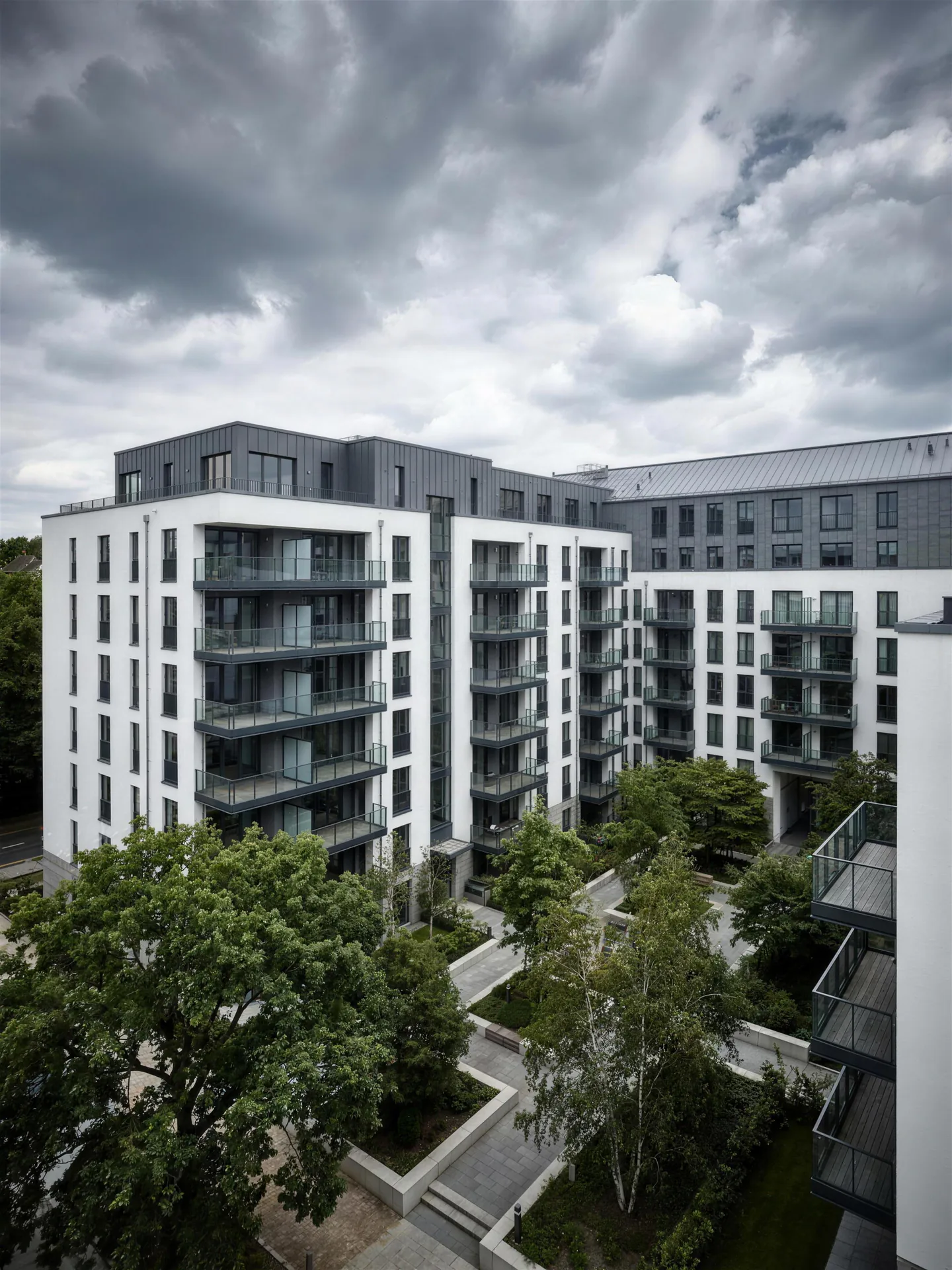 Moderner mehrgeschossiger Wohnkomplex — Sinnbild für Wohn- und Gewerbebau
